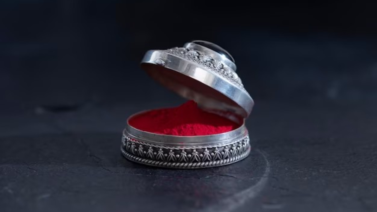 బొట్టు ఎందుకు పెట్టుకోవాలో తెలిస్తే ఇకనుంచి కచ్చితంగా పెట్టుకుంటారు.